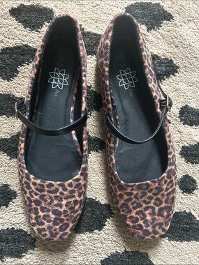 Like New! Animal print flats